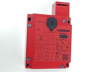ik-industry/pd/telemecanique-xcse5512-sensors-sicherheits-schalter-xcs-e5512-071994-unused-ovp-81466-4.jpg