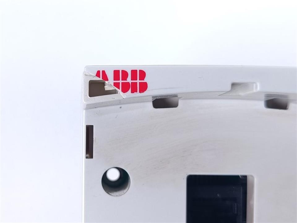abb-oy-mrel-01-cover-is-broken-78548-5.jpg