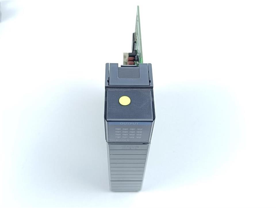 allen-bradley-slc-500-1746-ob16-output-module-serd-1746-0b16-top-zustand-76046-2.jpg