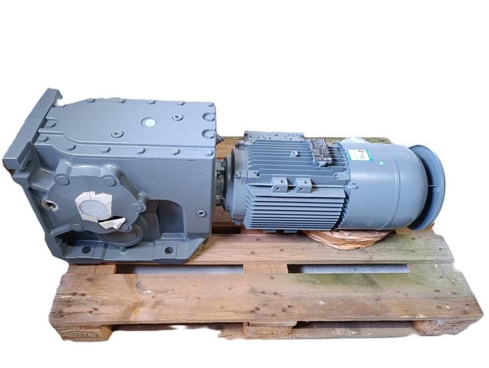 lenze-servomotor-m55ap132m045efrut-getriebe-g50bb243msar3c00-unused-84530-4.jpg