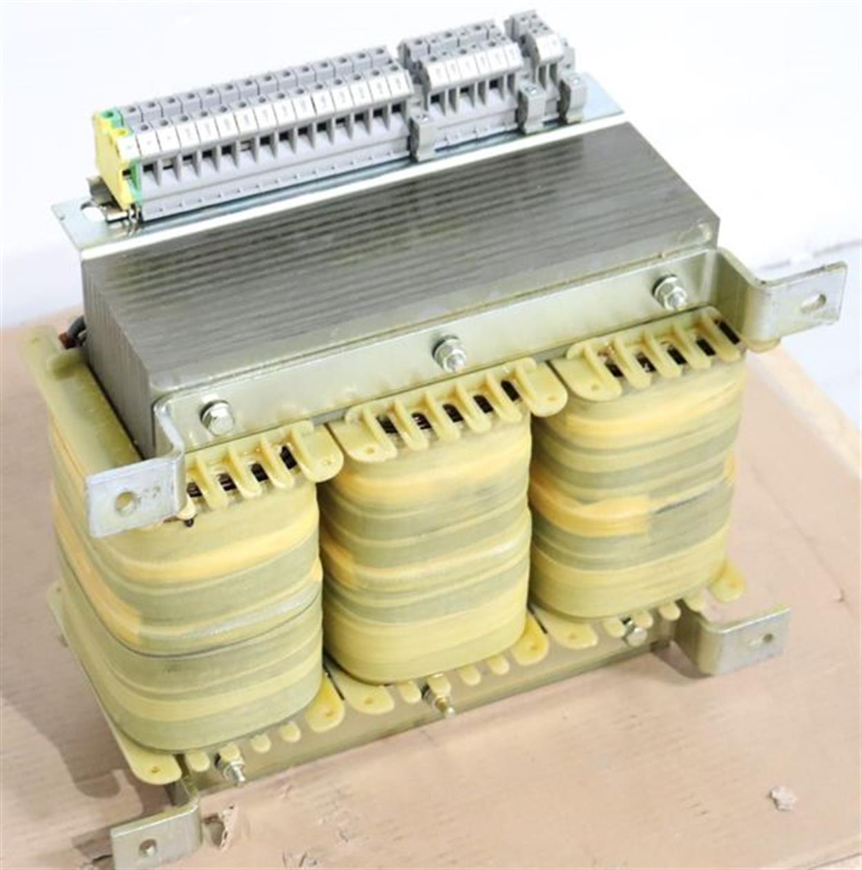schneider-electric-clel-122b-961009t3-dreiphasen-transformator-25kva-57523-2.jpg