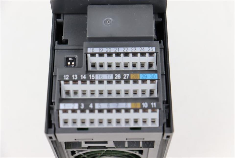 siemens-micromaster-440-6se6440-2ab13-7aa1-240v-037kw-tested-top-zustand-55772-3.jpg